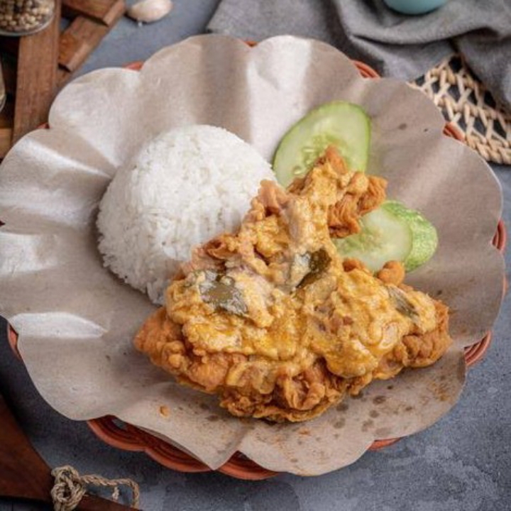 Nasi Ayam Geprek Saus Telur Asin