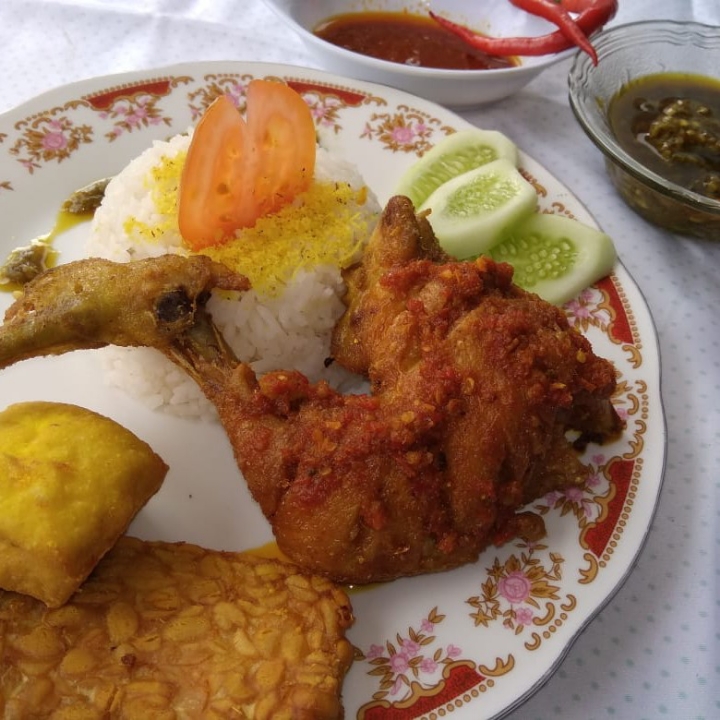 Nasi Ayam Goreng Komplit