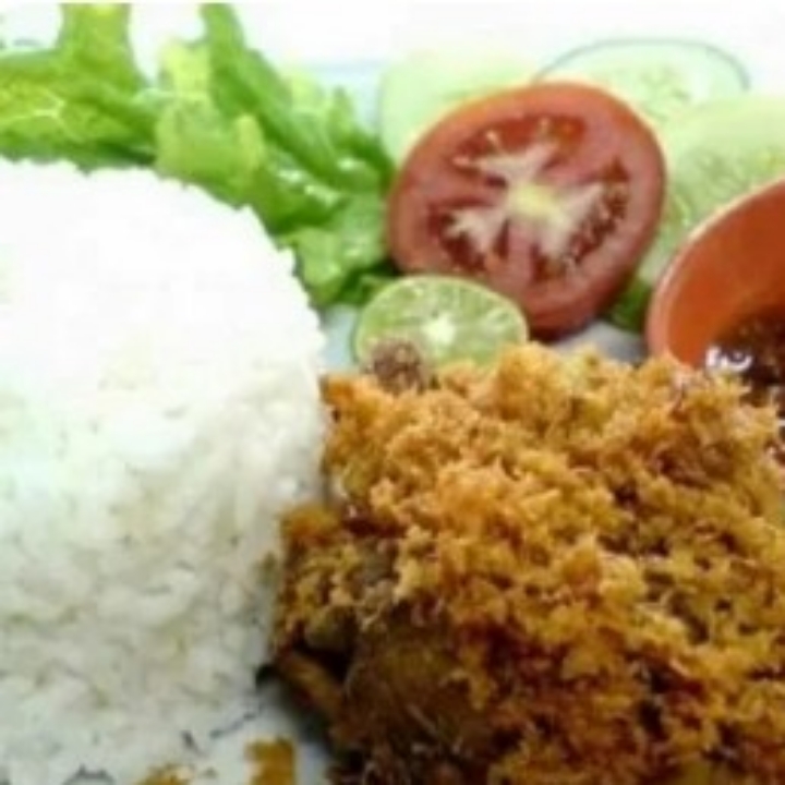 Nasi Ayam Goreng dan Es Teh