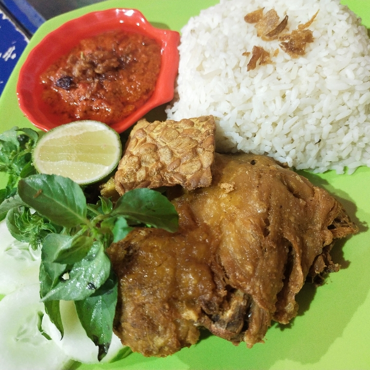 Nasi Ayam Goreng Free Es Teh 