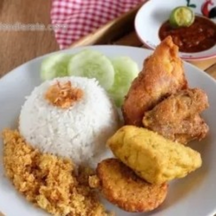 Nasi Ayam Goreng Kremes dan Tahu Tempe