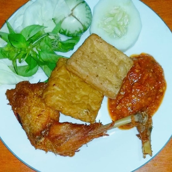 Ayam Goreng Lalapan 