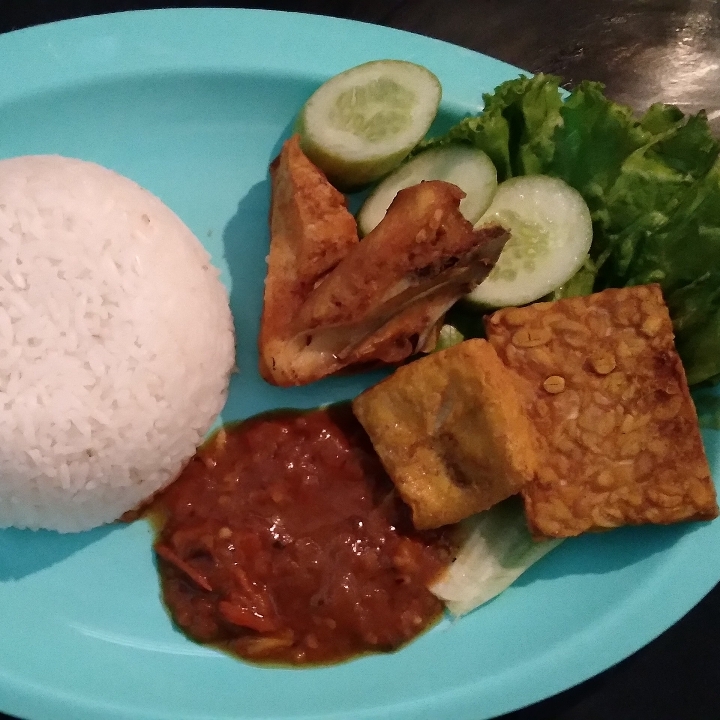 Nasi Ayam Goreng Tahu Tempe