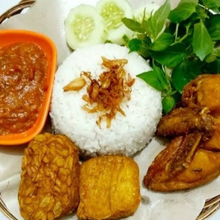 Nasi Ayam Lalapan