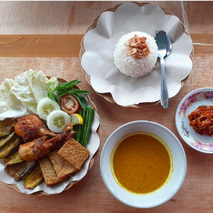 Nasi Ayam Lalapan