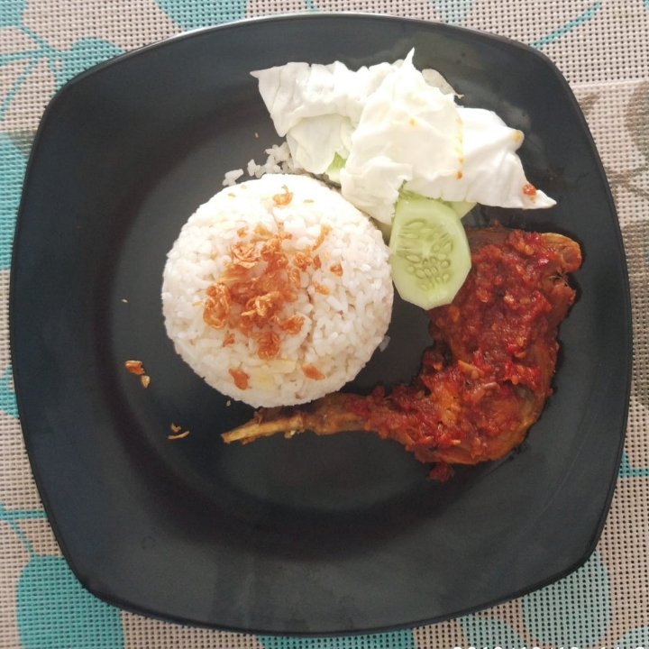 Nasi Ayam Penyet 