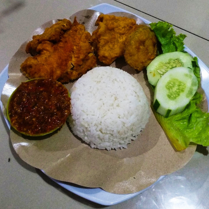 Nasi Ayam Penyet 