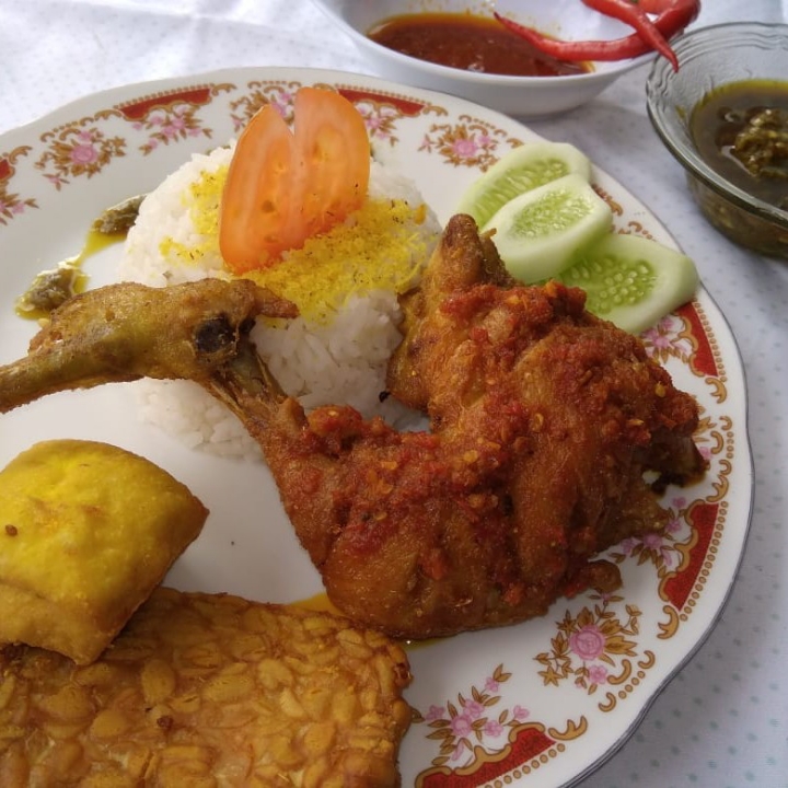 Nasi Ayam Sambel Ijo Dan Sambel Merah