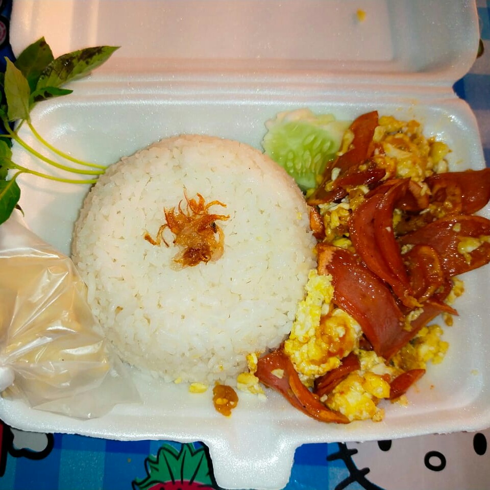 Nasi Ayam Suwir Sosis Telur Orak Arik