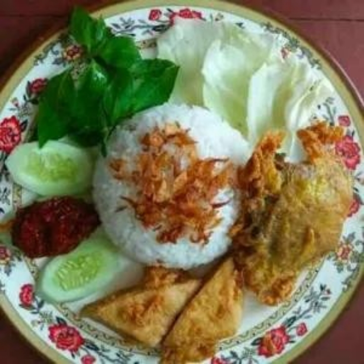 Nasi Ayam goreng telor