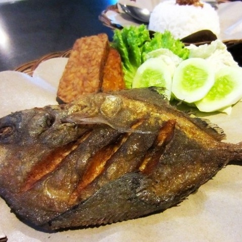 Nasi Bawal Goreng Tahu Tempe