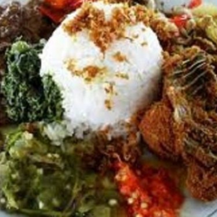 Nasi Bumbu Campur Ples Telur Dadar