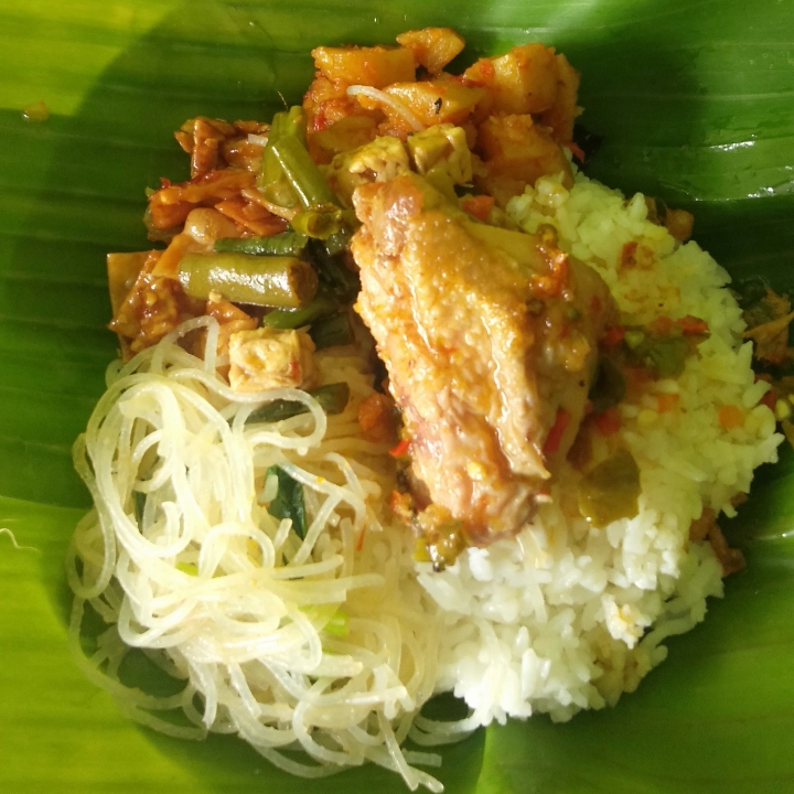 Nasi Campur Ayam Cabe Hijau