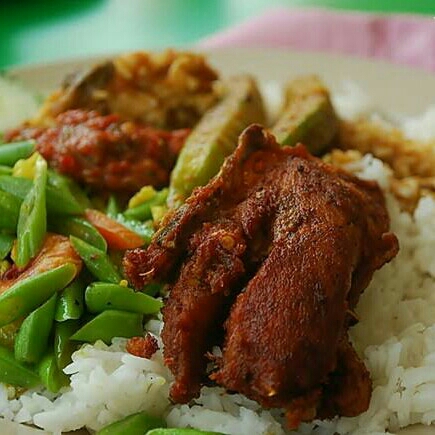 Nasi Campur Ayam Goreng Nikmat