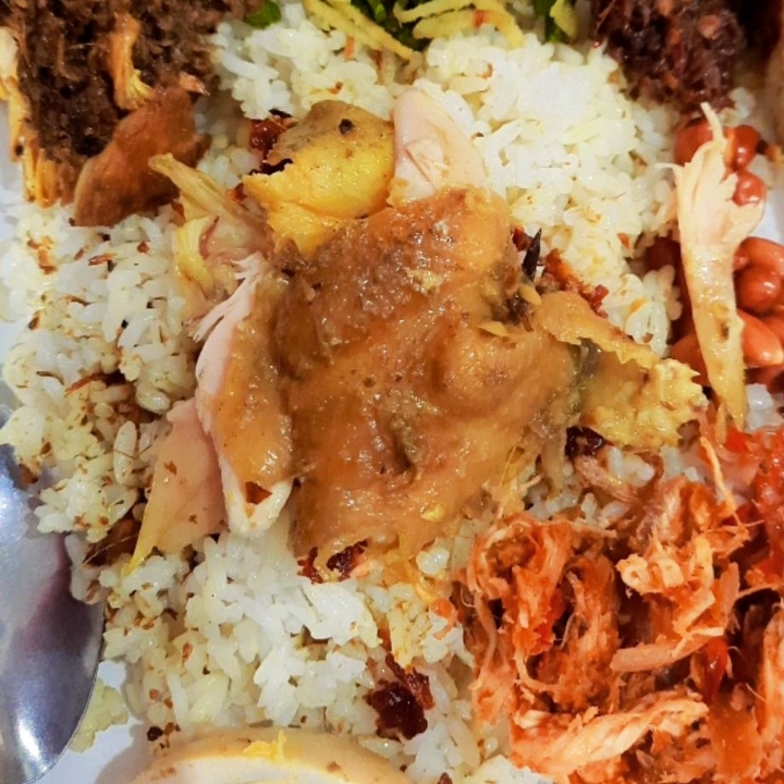 Nasi Campur Dengan Ayam