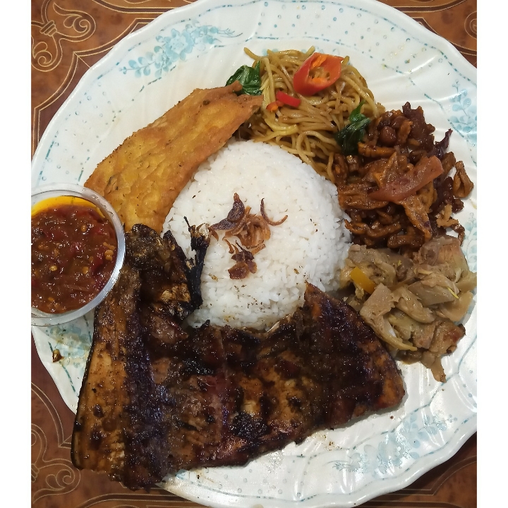 Nasi Campur Ikan Bandeng Bakar