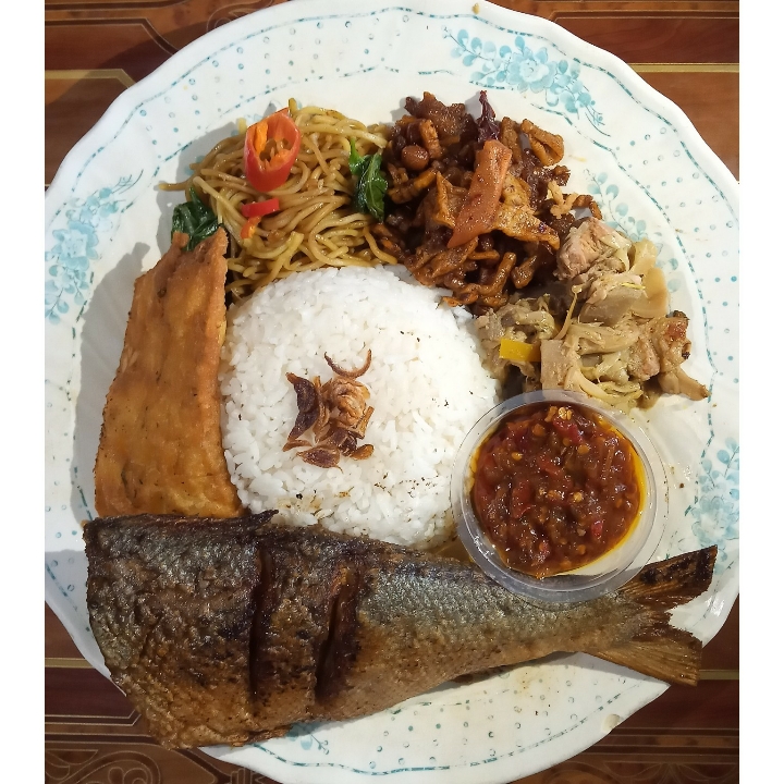 Nasi Campur Ikan Bandeng Goreng