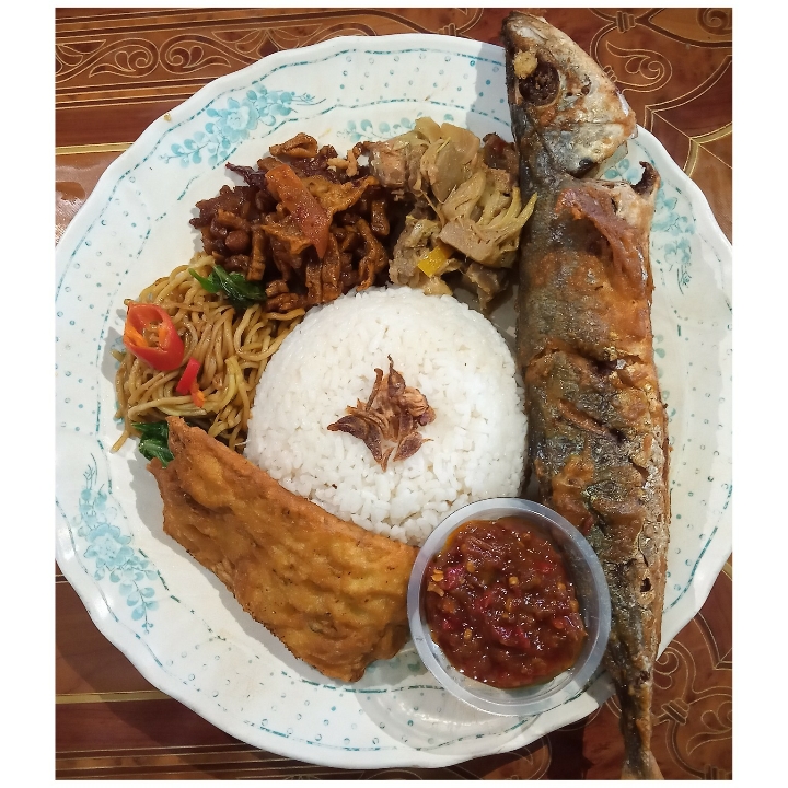 Nasi Campur Ikan Layang Goreng