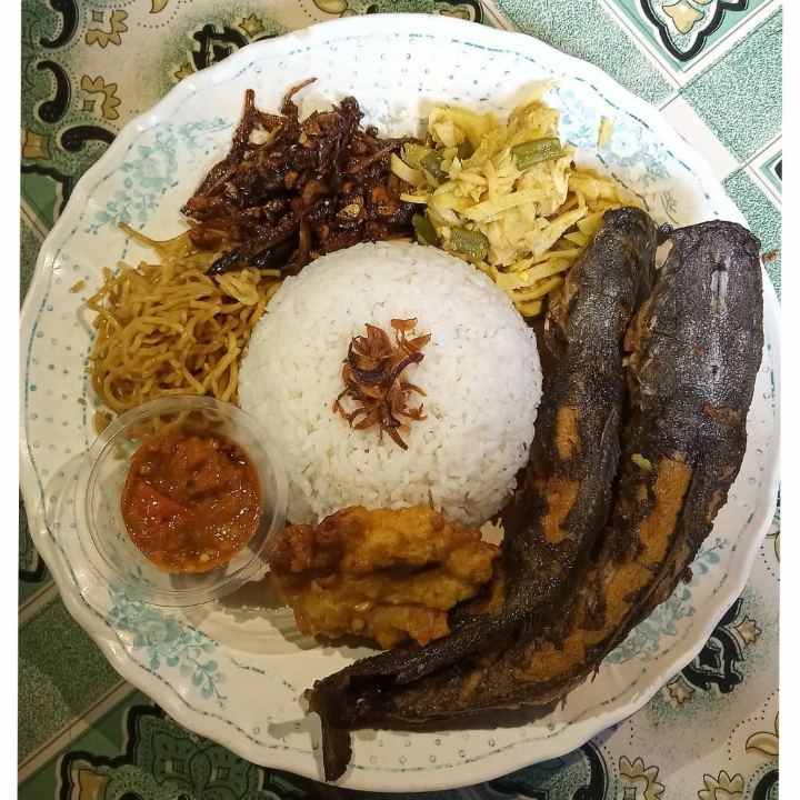 Nasi Campur Ikan Lele Goreng