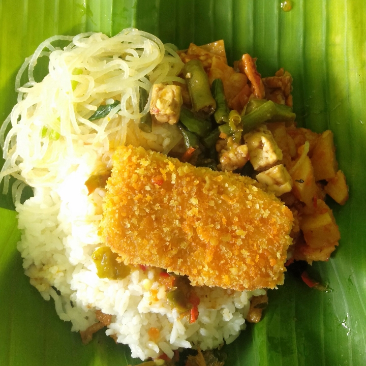 Nasi Campur Naget