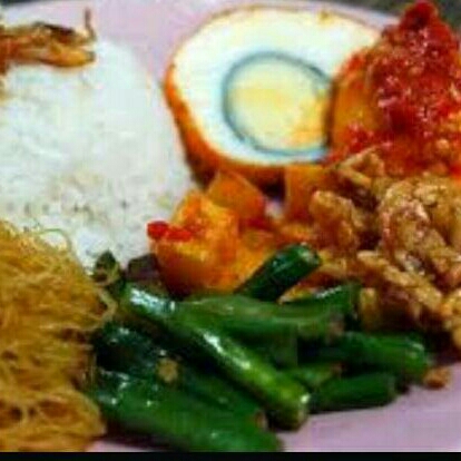 Nasi Campur Plus Telor Godok Bulat