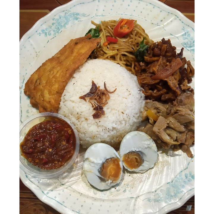 Nasi Campur Telur Asin