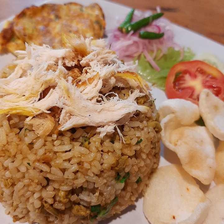 Nasi Goreng Cabe Hijau Ayam Suir Telur Dadar