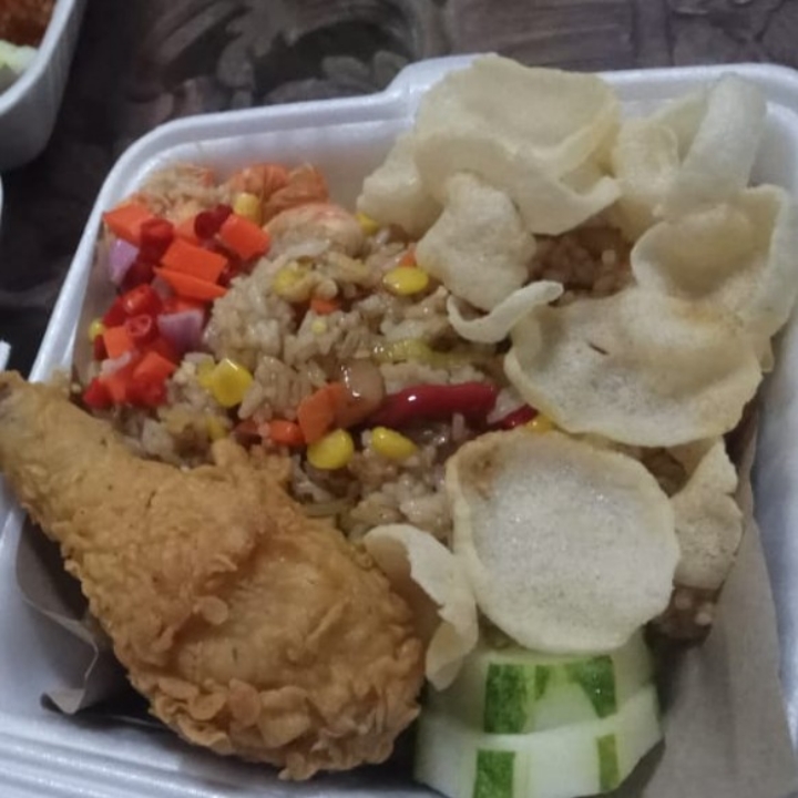 Nasi Goreng Hongkong dan Ayam Crispy