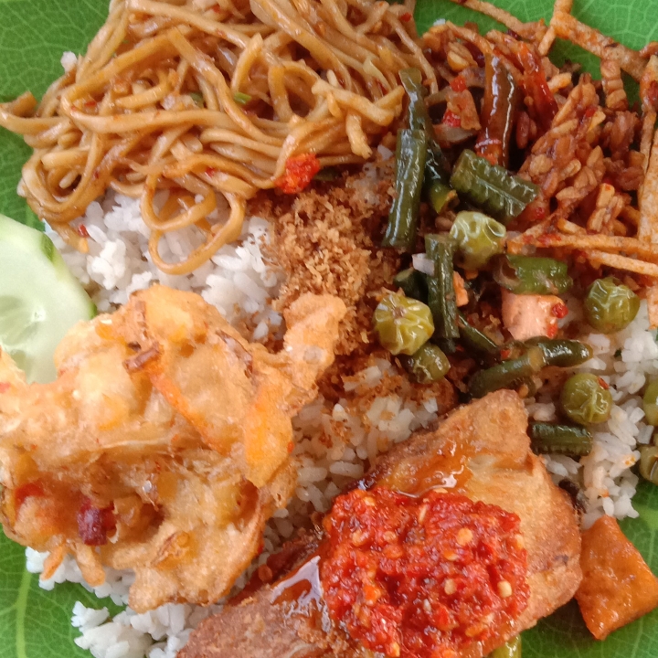 Nasi Gurih Pake Ayam Goreng