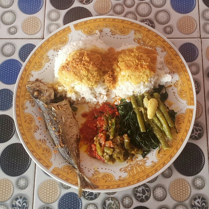 Nasi Ikan Layang Goreng 