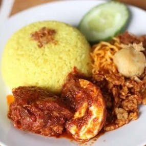 Nasi Kuning Atau Nasi Putih Biasa