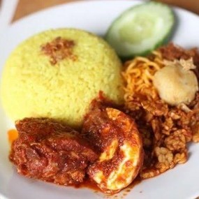 Nasi Kuning Atau Nasi Putih Campur