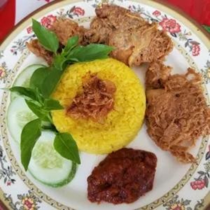 Nasi Kuning Ayam Goreng Telor