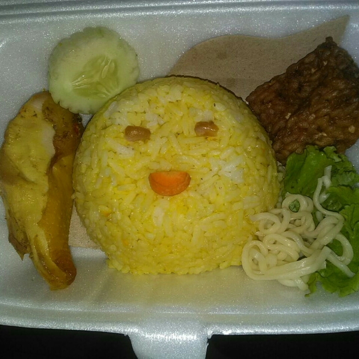 Nasi Kuning Ayam Goyeng