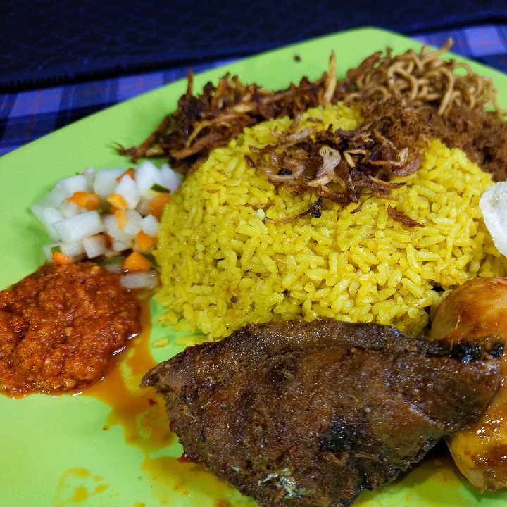 Nasi Kuning Ayam Kecap 