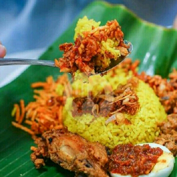 Nasi Kuning Ayam Kremes