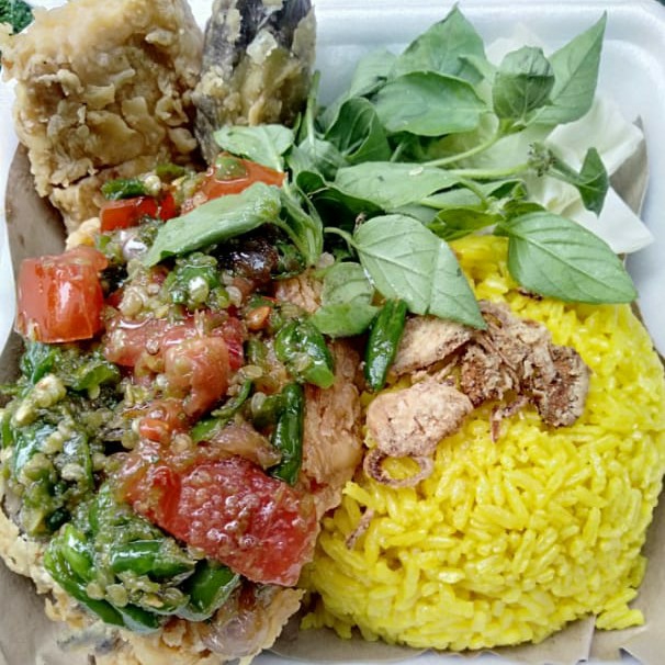 Nasi Kuning Ayam Pecak