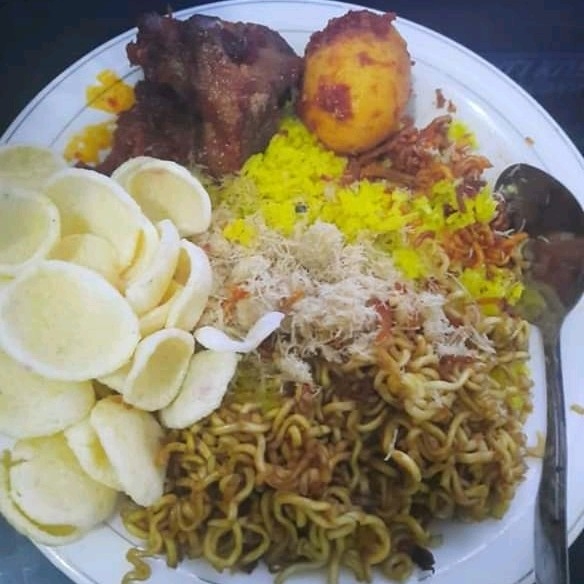 Nasi Kuning Ayam telur