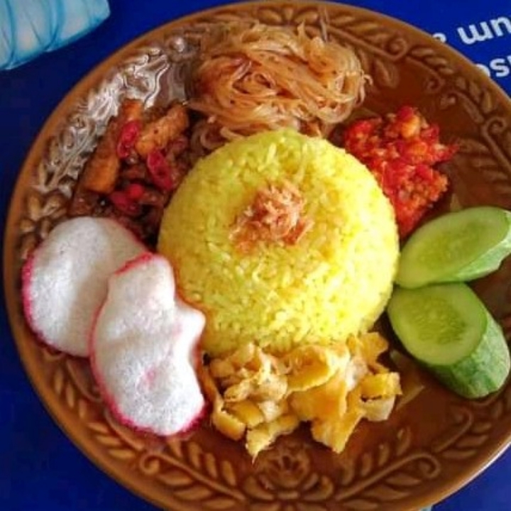 Nasi Kuning Iris Telur