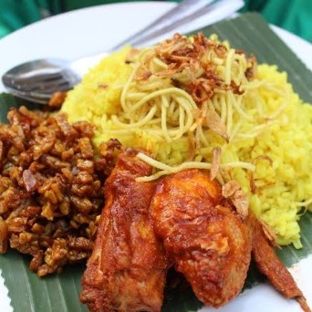 Nasi Kuning Lauk Ayam