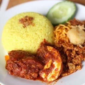 Nasi Kuning Lauk Ayam Asam Manis