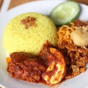 Nasi Kuning Lauk Telor Ayam Ras