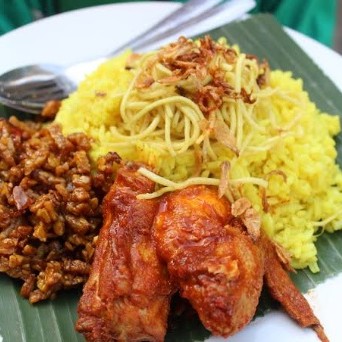 Nasi Kuning Lauk Telur Ayam Ras