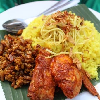 Nasi Kuning Lauk Telur Bebek