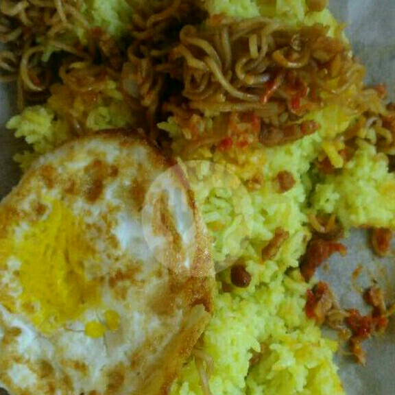 Nasi Kuning Telor Ceplok