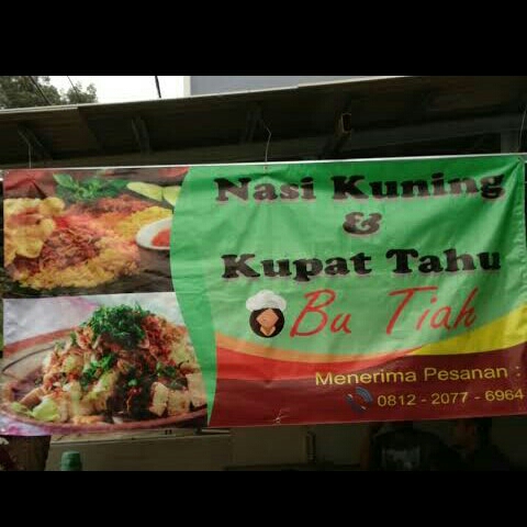 Nasi Kuning dan Kupat tahu bu Tiah