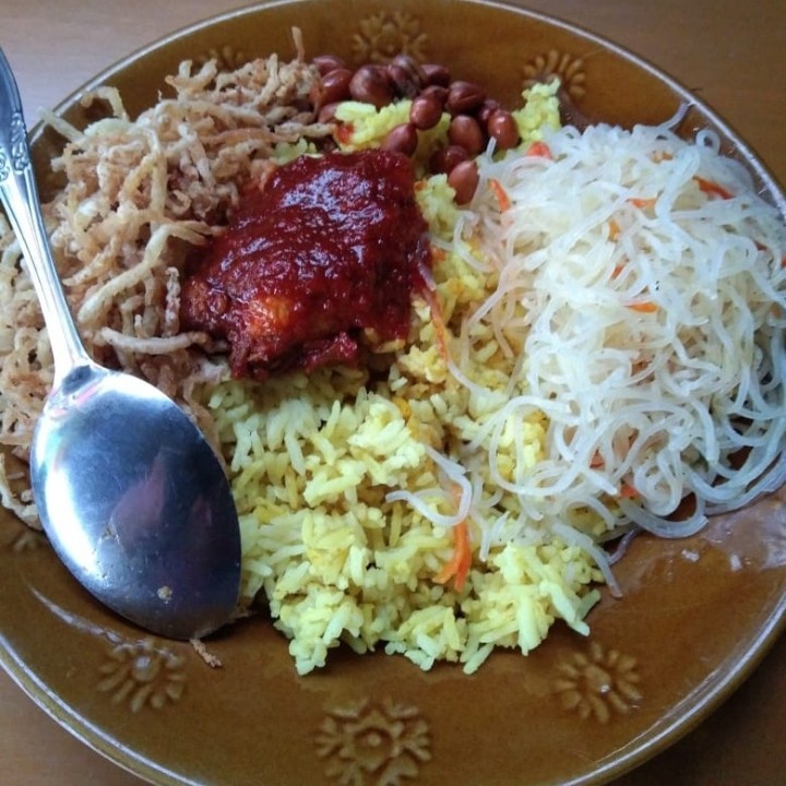 Nasi Kuning lauk Ayam Plus Abon Pepaya