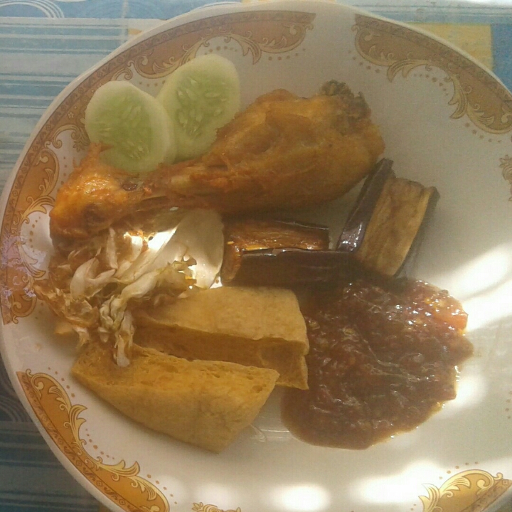 Nasi Lalapan Ayam 