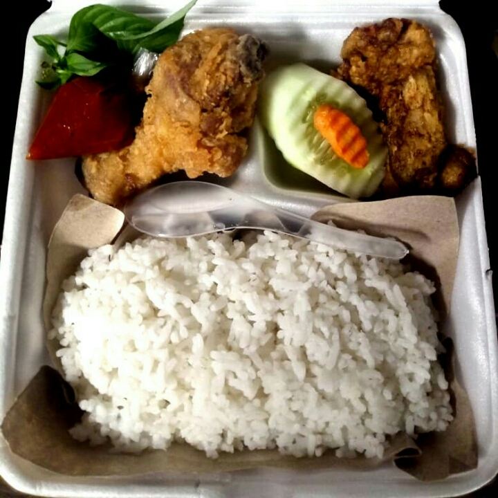 Nasi Lalapan Dengan Ayam Empuk Dan Lezat