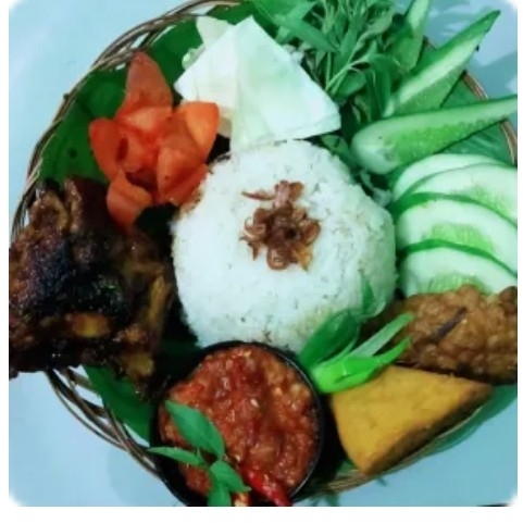 Nasi Lalapan Tahu Tempe Ayam Bakar